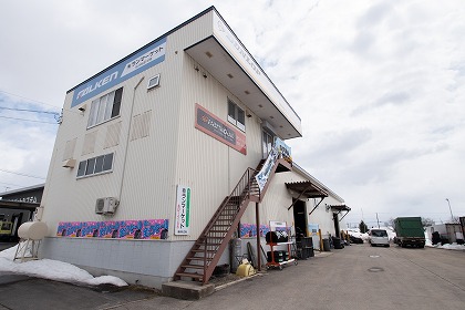 当社の外観です。駐車場もございますので、お気軽にご来店ください。